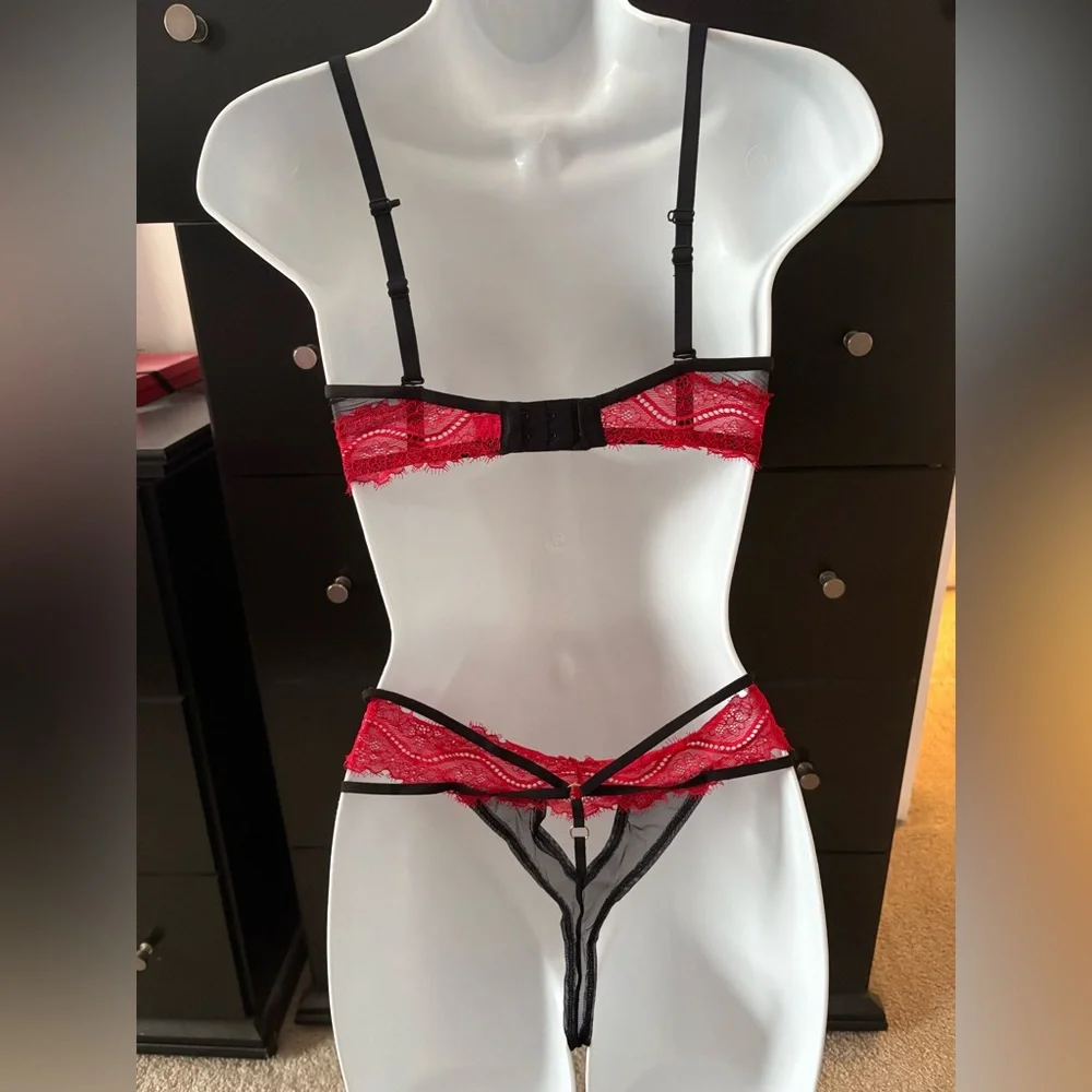 La Senza Red Lace Strappy Bra & Thong Set - Picture 2 of 9